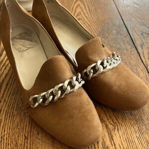 Nine West Tan Heels with Gold Chain